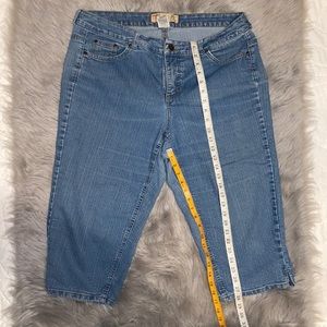 Stretch classic capri size 18 wide , 72 % cotton and 27 % polyester
